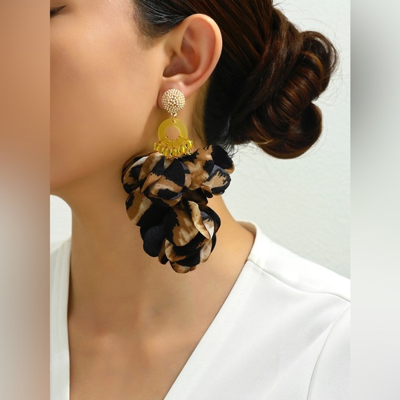 1pair Handmade Long Leopard Print Yarn Flower Petal Pendant Earrings - Picture 2 of 2